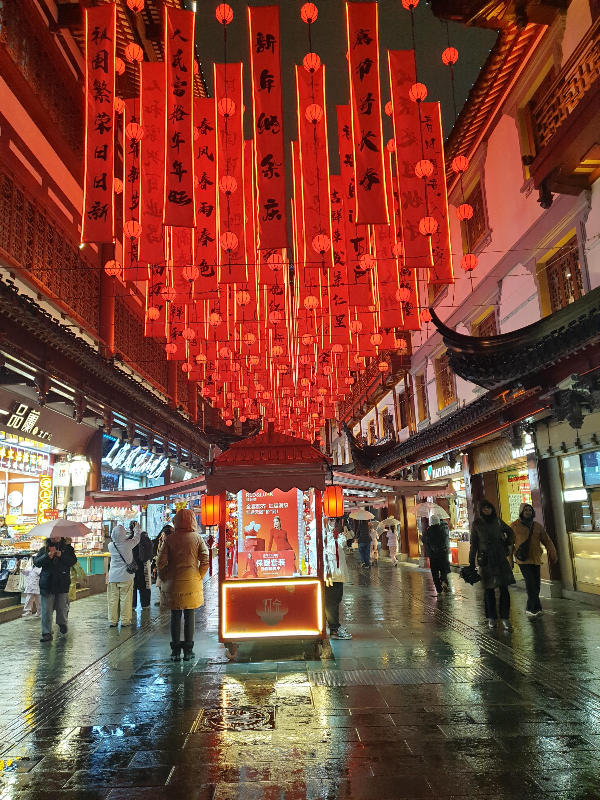 붉은 띠 와 작은 연등들이 수놓은 길