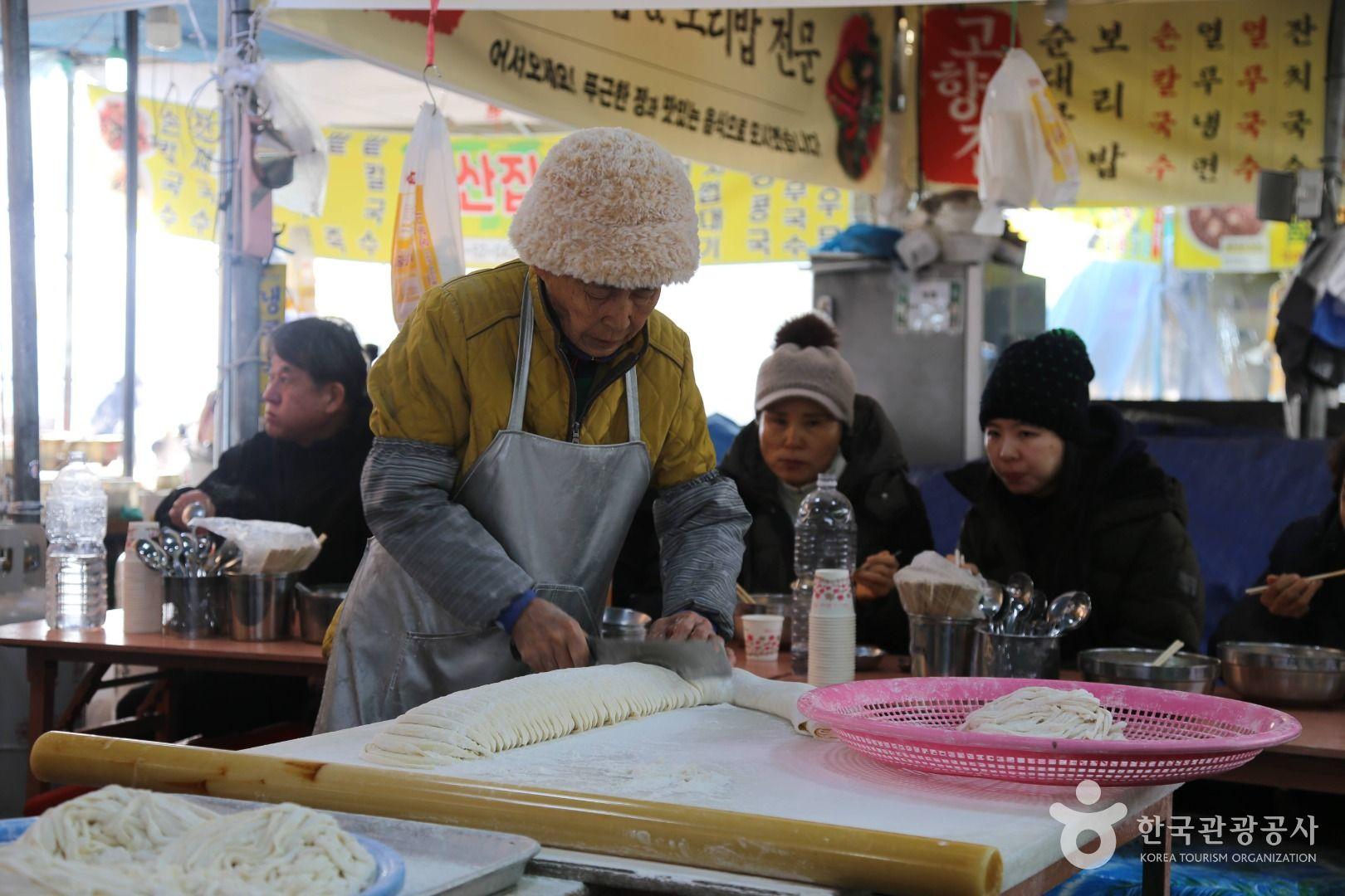 칼국수를 써는 재미난 모습