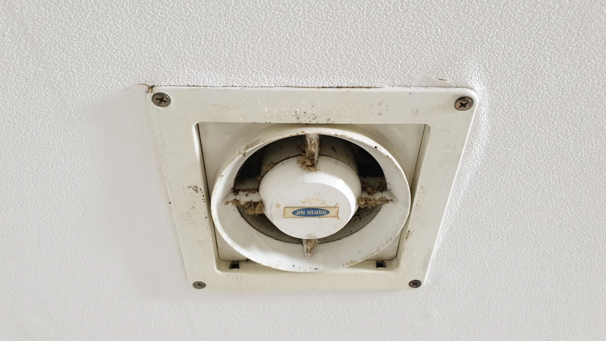 환풍기 고정 볼트 위치