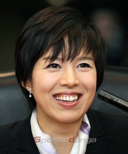 정치인 데뷔 후 활짝 웃는 김은혜