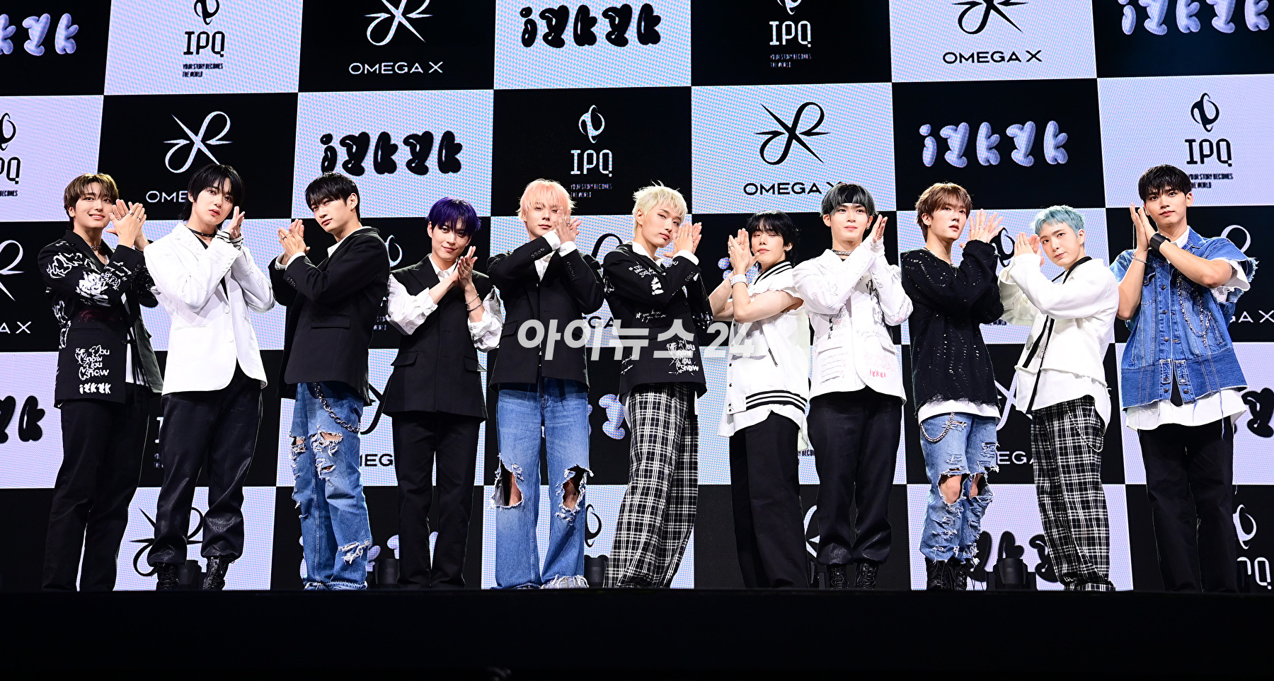 그룹 오메가엑스가 7일 오후 서울 광진구 예스24라이브홀에서 열린 오메가엑스(OMEGA X) 세 번째 미니앨범 'iykyk(if you know, you know)'(이프 유 노, 유 노) 발매 기념 쇼케이스에서 수록곡 무대를 선보이고 있다. [사진=정소희 기자]