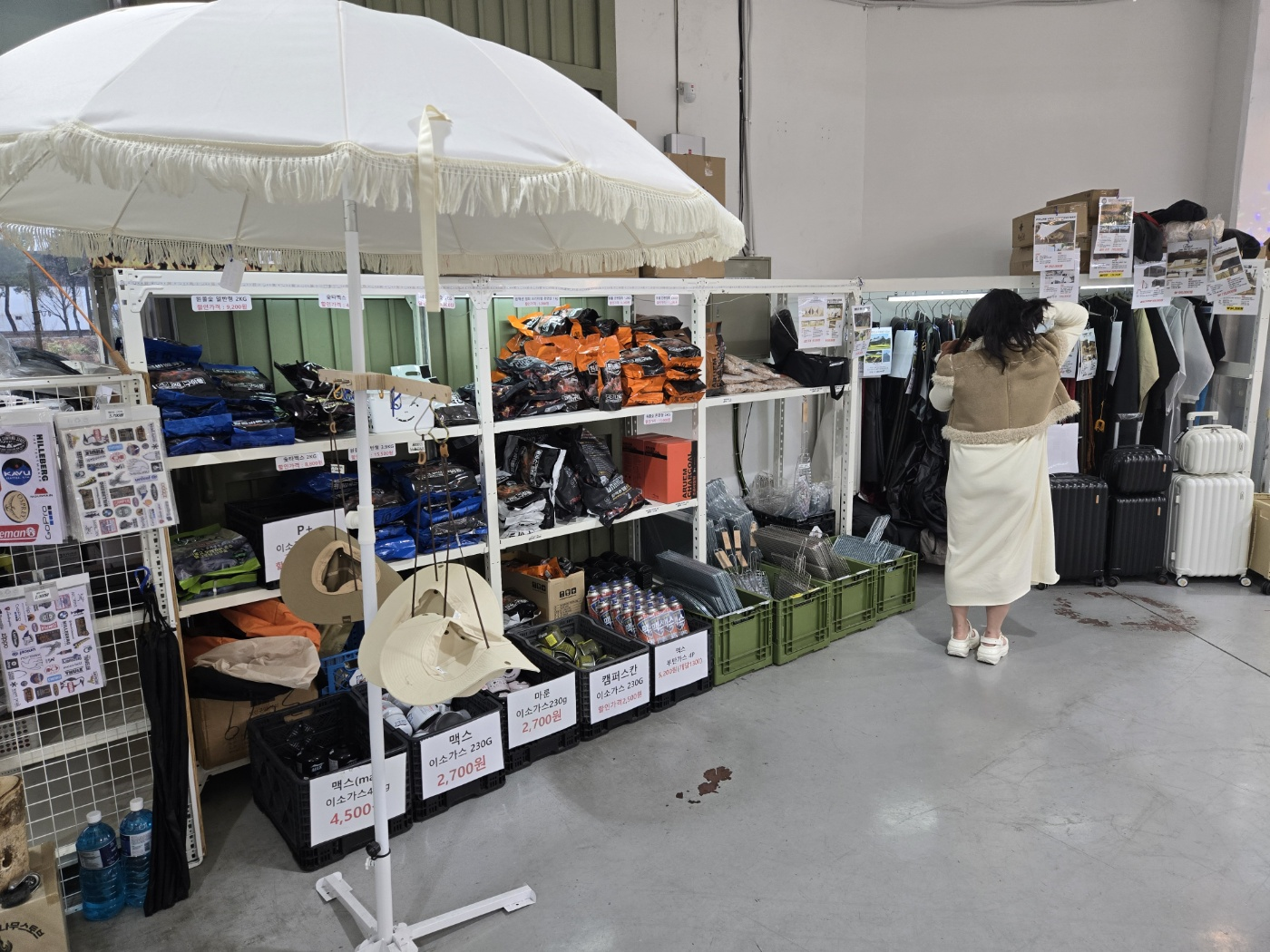 캠핑-용품-전시-사람-서있음