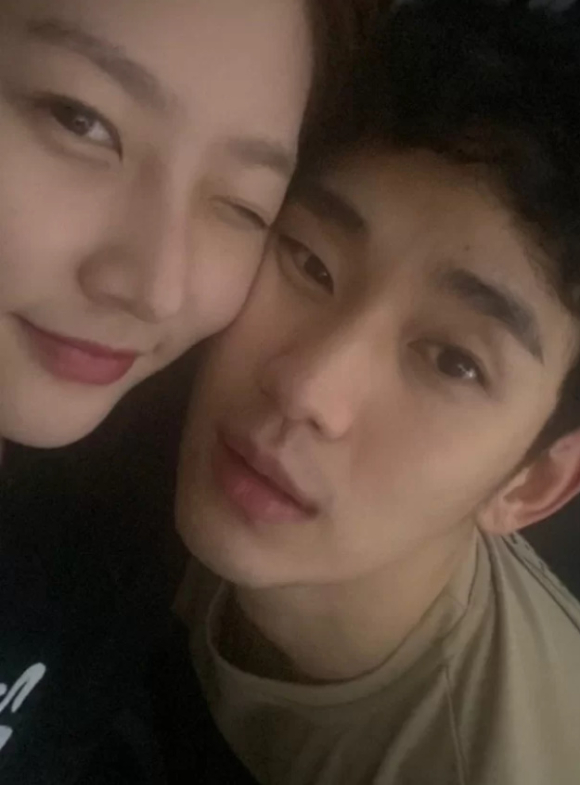 김새론과 김수현의 밀착 스킨십 투샷이 공개됐다. [사진=김새론 인스타그램]