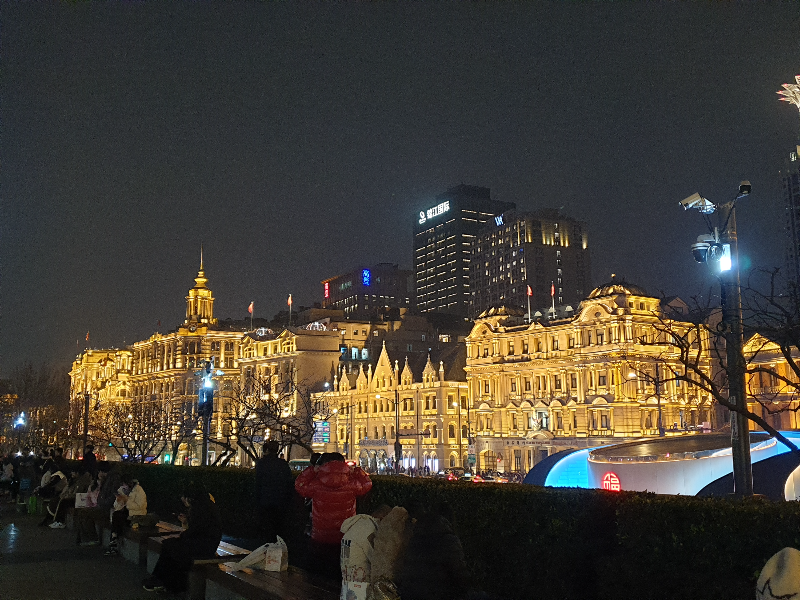 캄캄한 밤하늘에 조명으로 밝게 빛나는 와이탄 건물들 모음