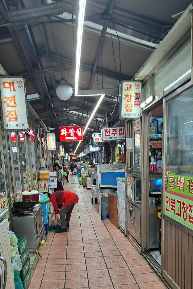 골목에 들어서면 양쪽으로 순대곱창집들이 쭉있어요.