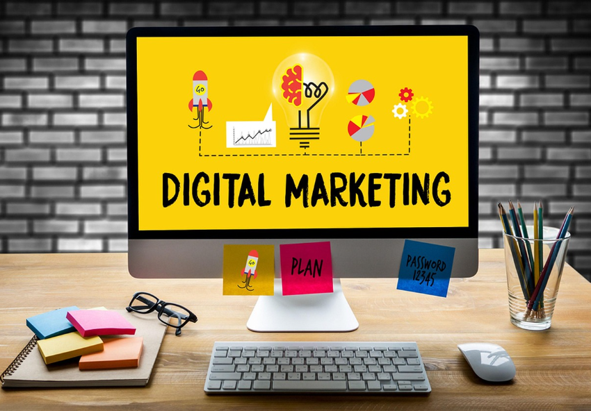 모니터에는 digital natketing 이라는 텍스트가 책상 위에 있다.