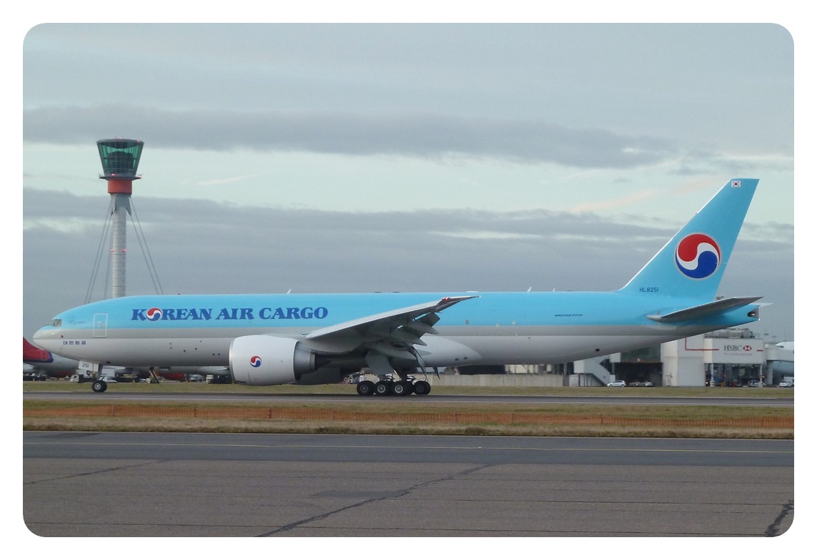 대한항공-B777F-화물기-공항-착륙-사진