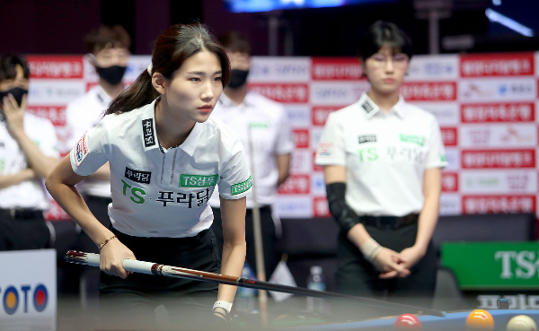 PBA팀리그 TS샴푸 푸라닭 프로당구팀 - 용현지 선수와 이를 지켜보는 이미래당구선수
