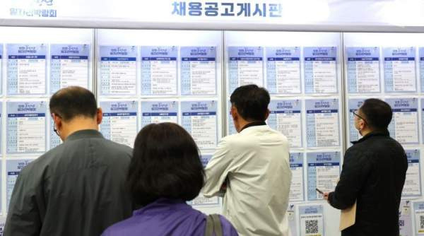고용보험 가입자 증가: 4개월 연속 증가의 역설, 고령층 편중과 청년층 고용 한파 심화 2026년 4