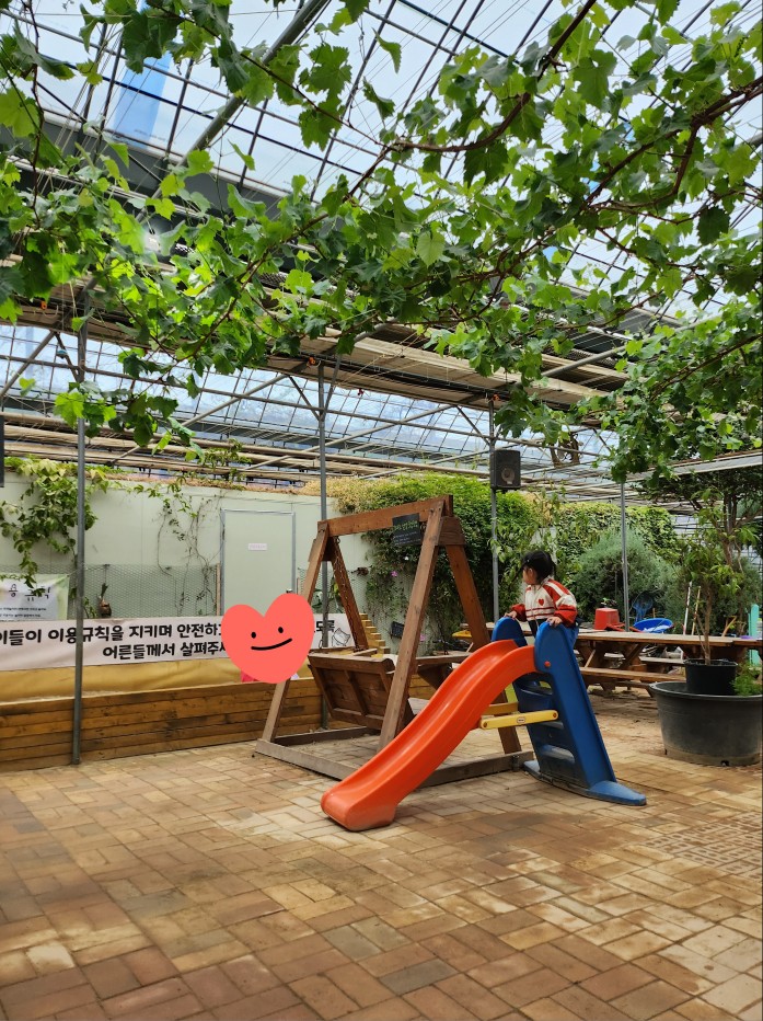 놀이터에서 노는 아이