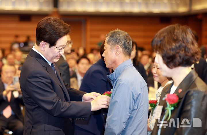 이재명 대통령 어버이날 눈물의 축사 분석: 노인 일자리 115만 개와 연금 개선 등 4대 복지 정책 총정리