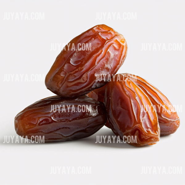 윤기 나는 말린 대추 몇 개가 흰 배경 위에 놓여 있는 모습. 자연의 단맛과 영양을 담은 건강 간식.