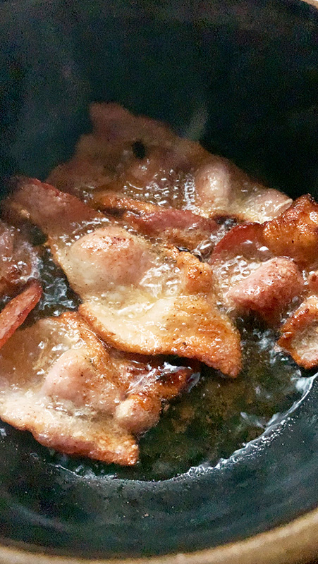 구운 베이컨의 기름이 잔뜩 고여있는 돌솥