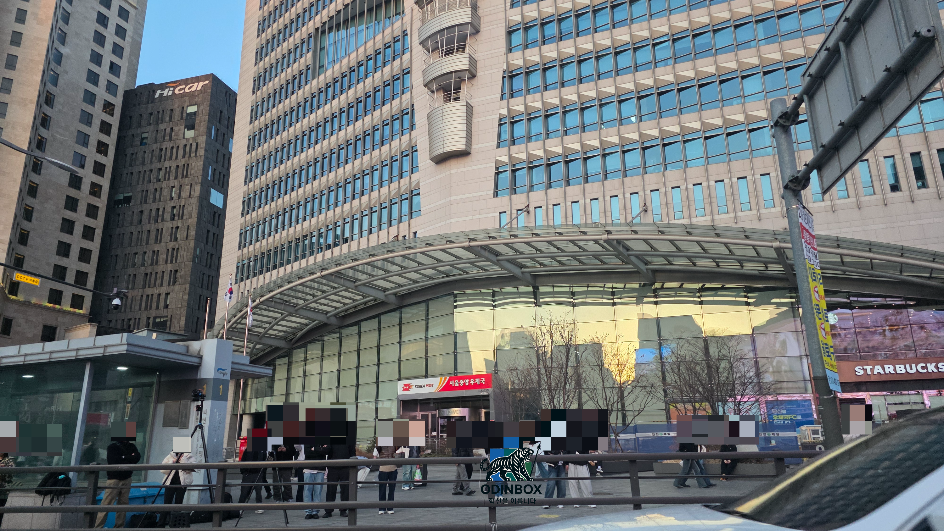 신세계본점 대형디스플레이 사진 찍으려는 사람들 모습