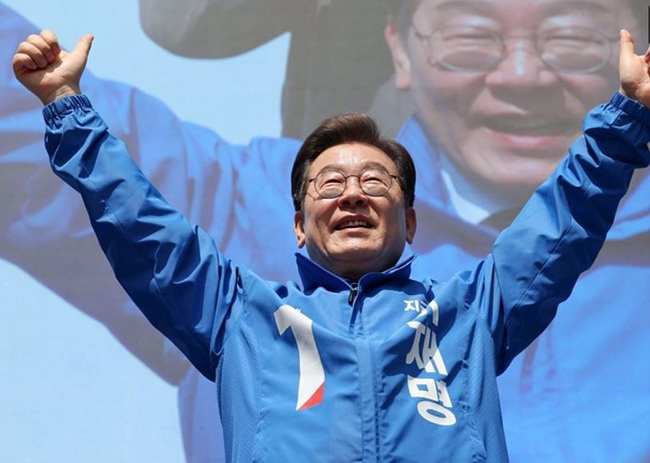 이재명 당선인이 엄지손가락을 펴고 만세를 하고 있는 사진