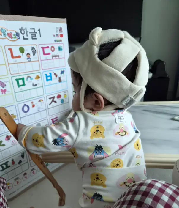 생활 물건 만지고 노는 아기