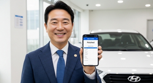 차량 앞에서 스마트폰으로 등록 완료를 자랑스럽게 보여주는 모습