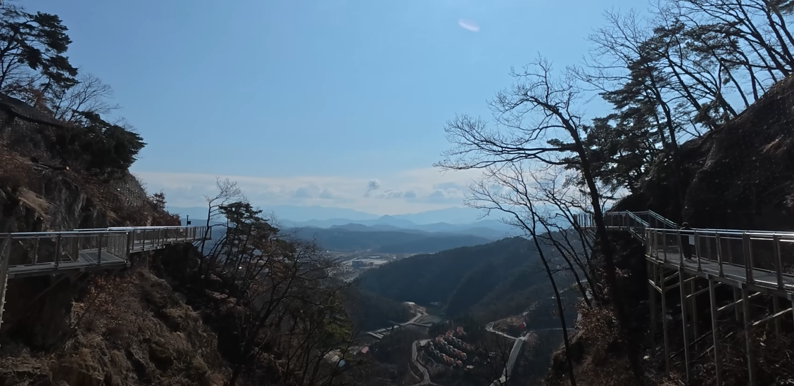 소금산의 굽이치는 구간에서 찍은 기가막힌 절경의 모습입니다.