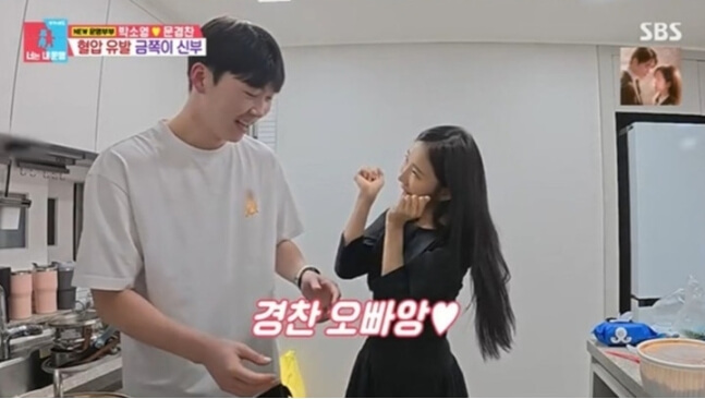 흰색반팔티를입은남성과긴머리여성의모습