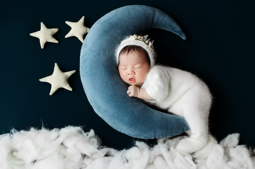 베개 안고 잠자는 아기