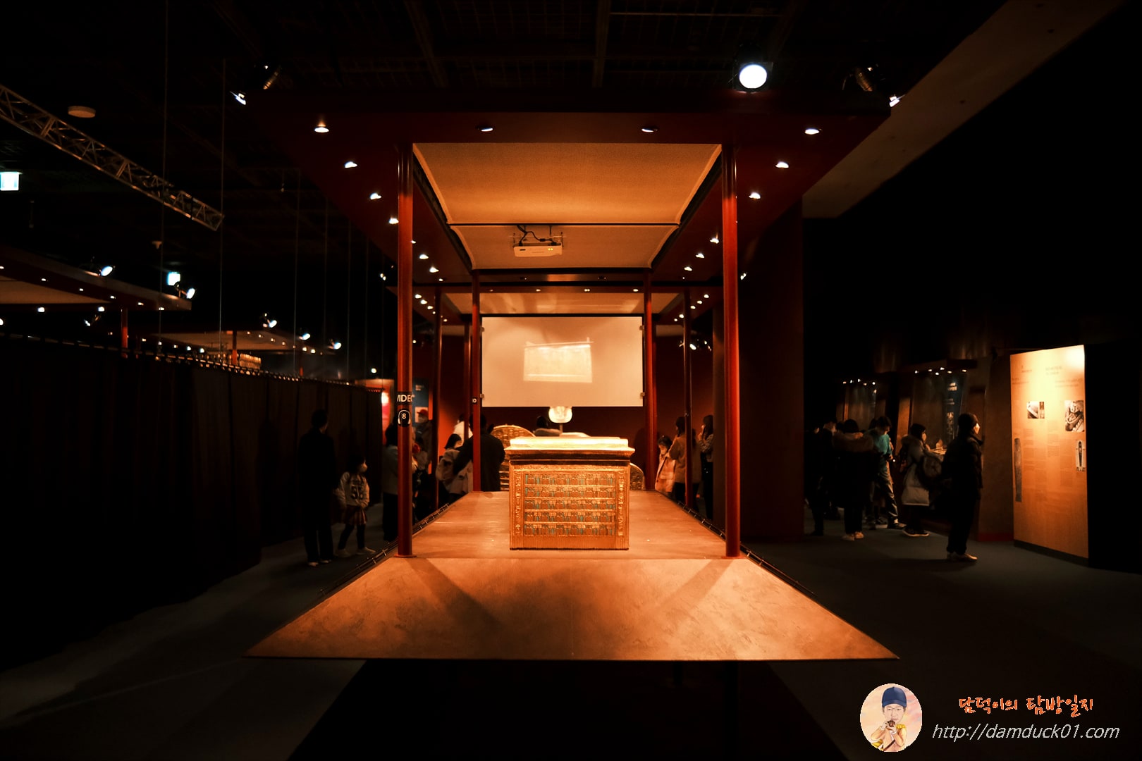 황금 가면과 황금관 그리고 부장품들