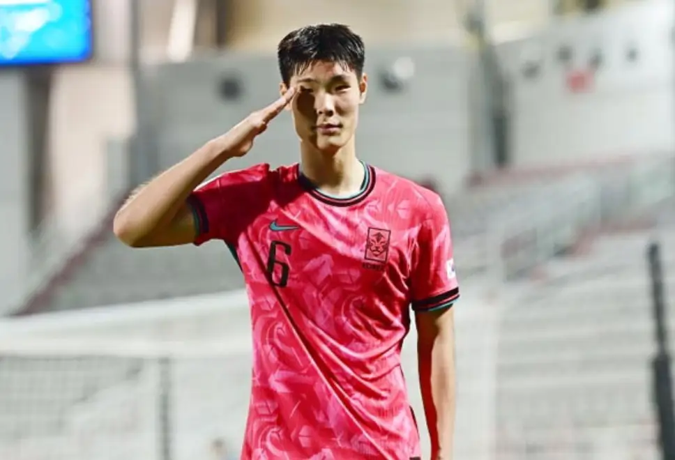 이영준-붉은색 국가대표 유니폼을 입고 거수경례를 하고 있는 이영준