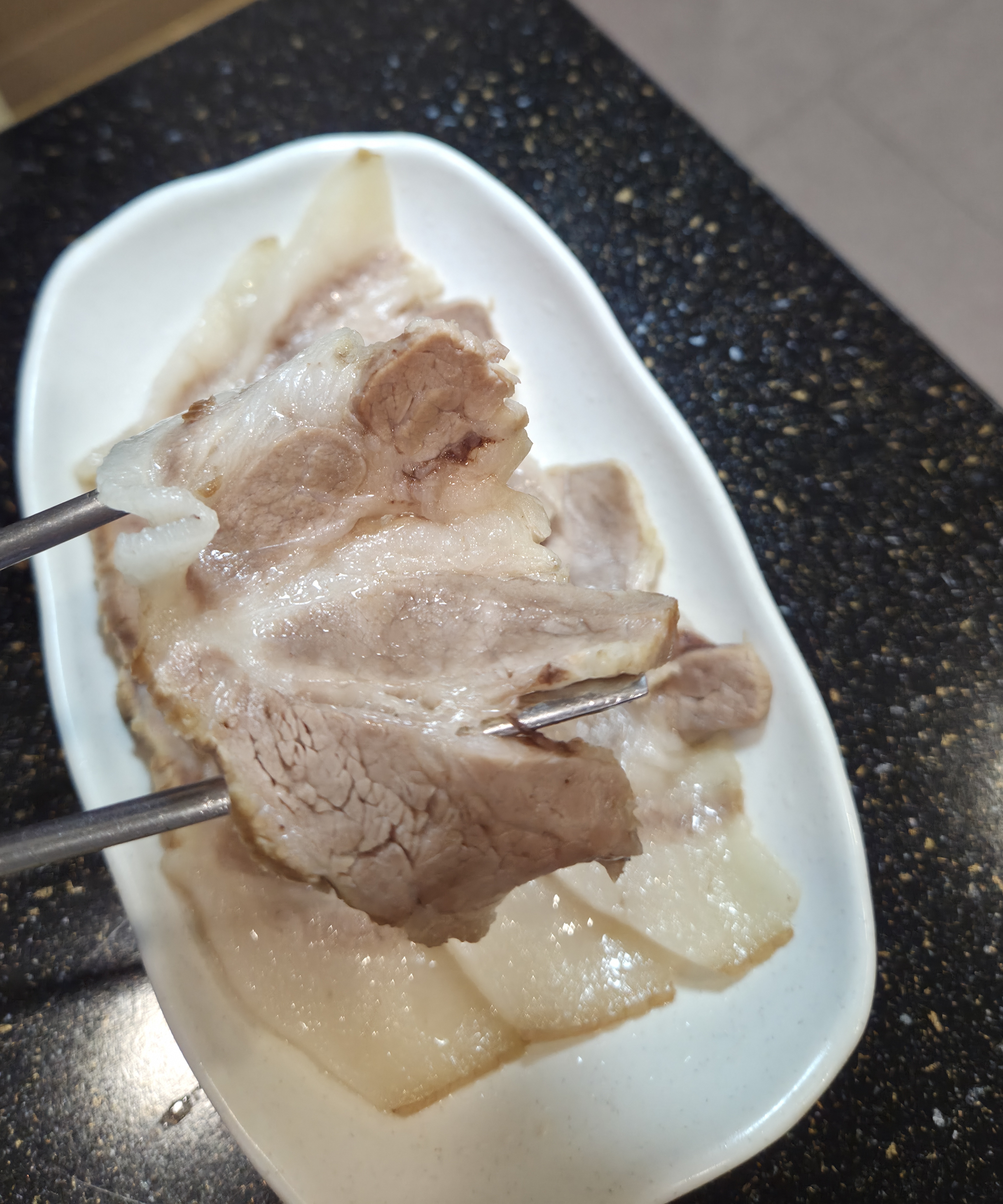 명가돼지국밥 수육백반, 손바닥만 한 크기의 수육