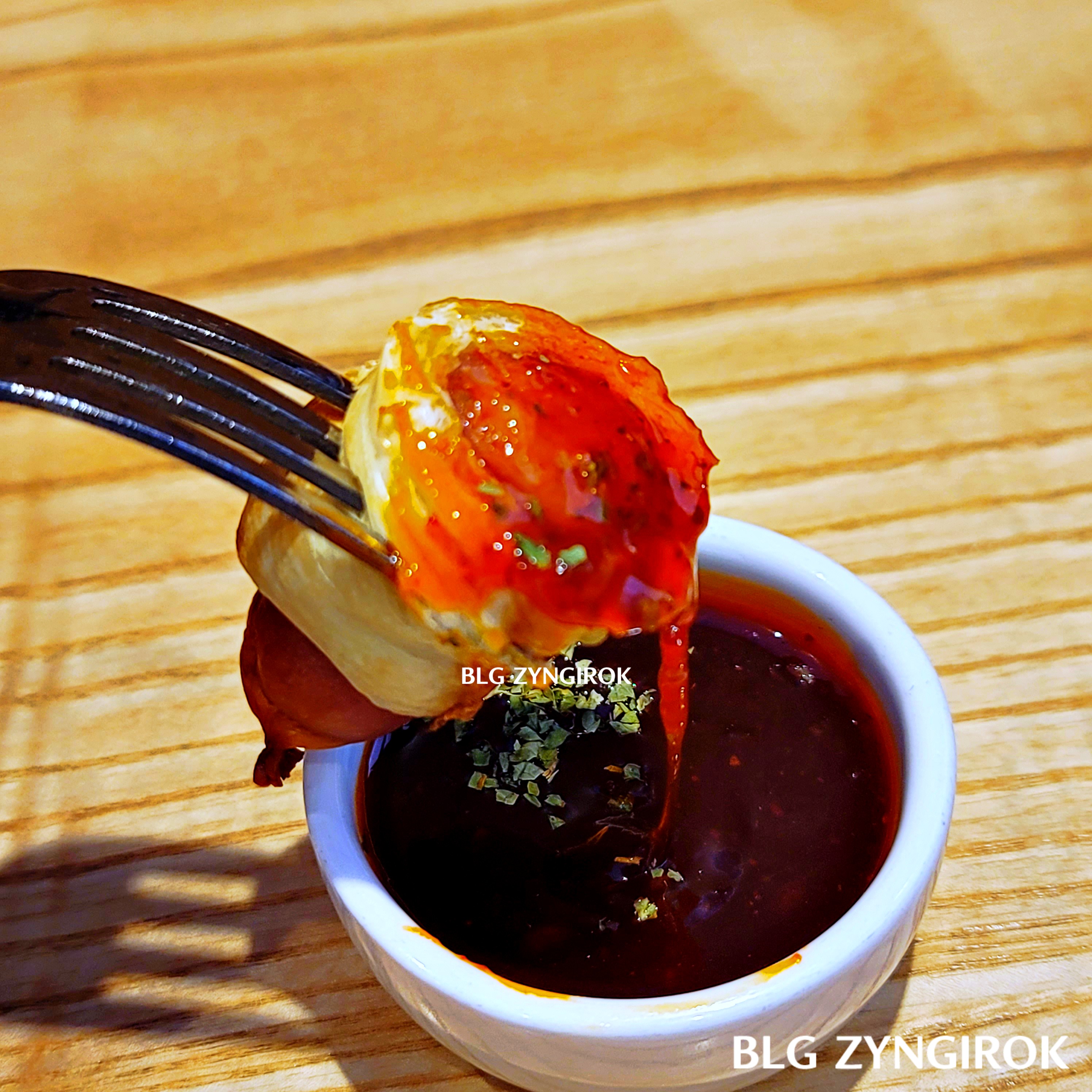 떡꼬치 도그 프레즐 소스를 찍는 모습이다.