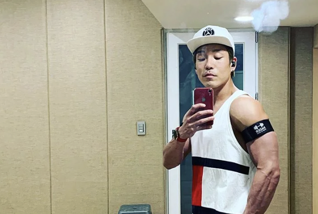 가수 이창민 근육질 몸매