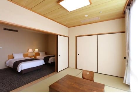 타다미와 서양식 침대가 같은 방안에 있다.