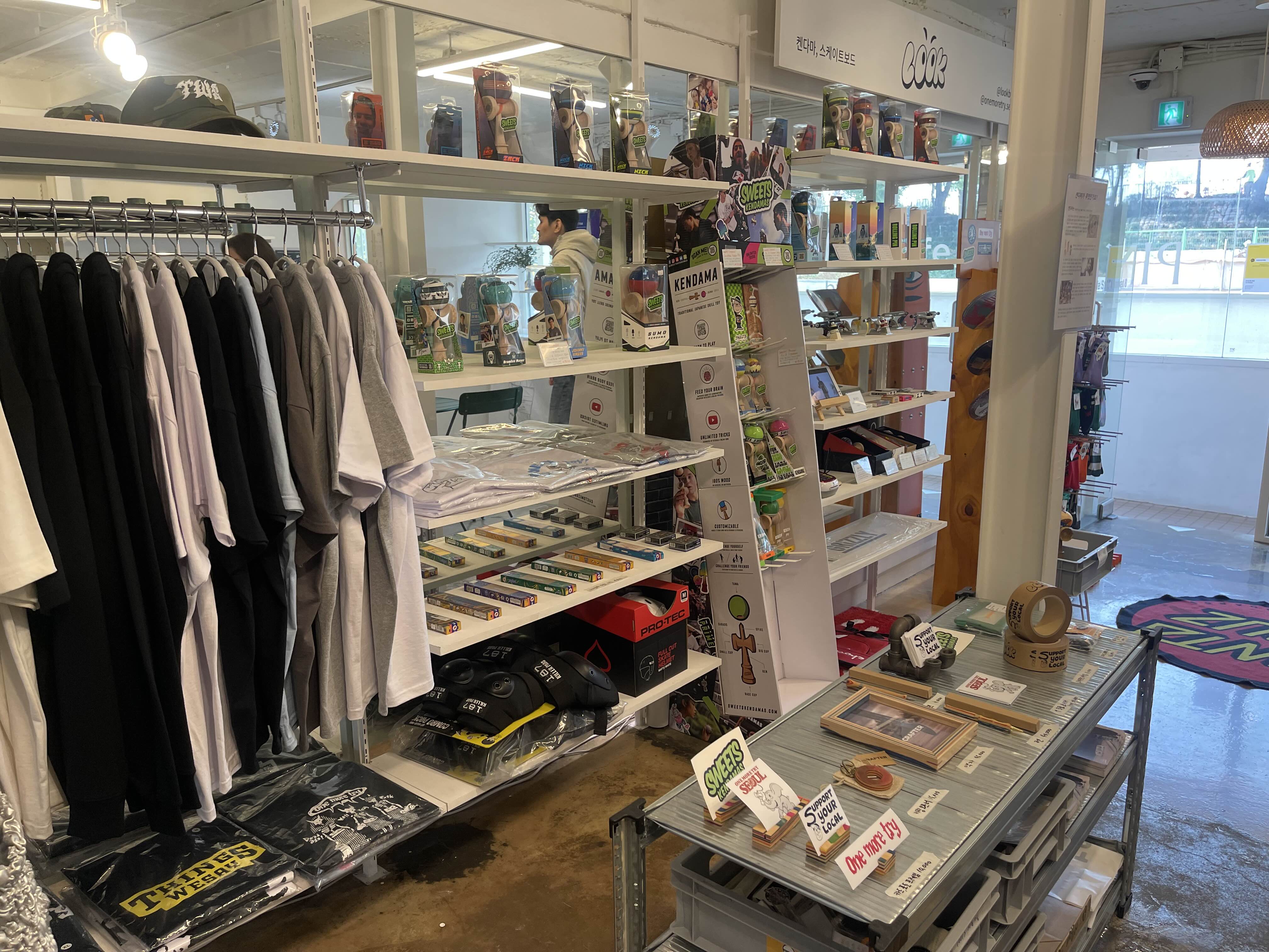 무동력 스포츠인 보드와 폐나무를 활용한 제품들