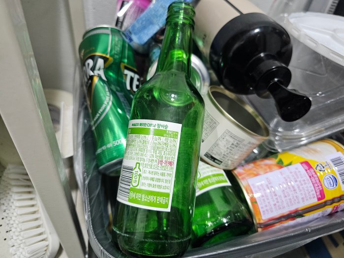 재활용통에-담겨있는-소주병