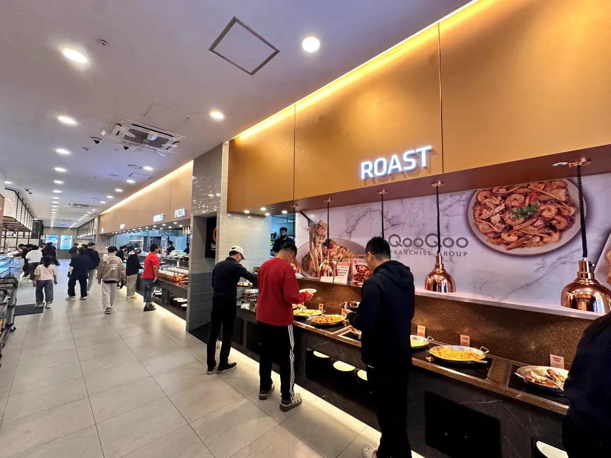 쿠우쿠우-매장-음식을-가져가는-사람들