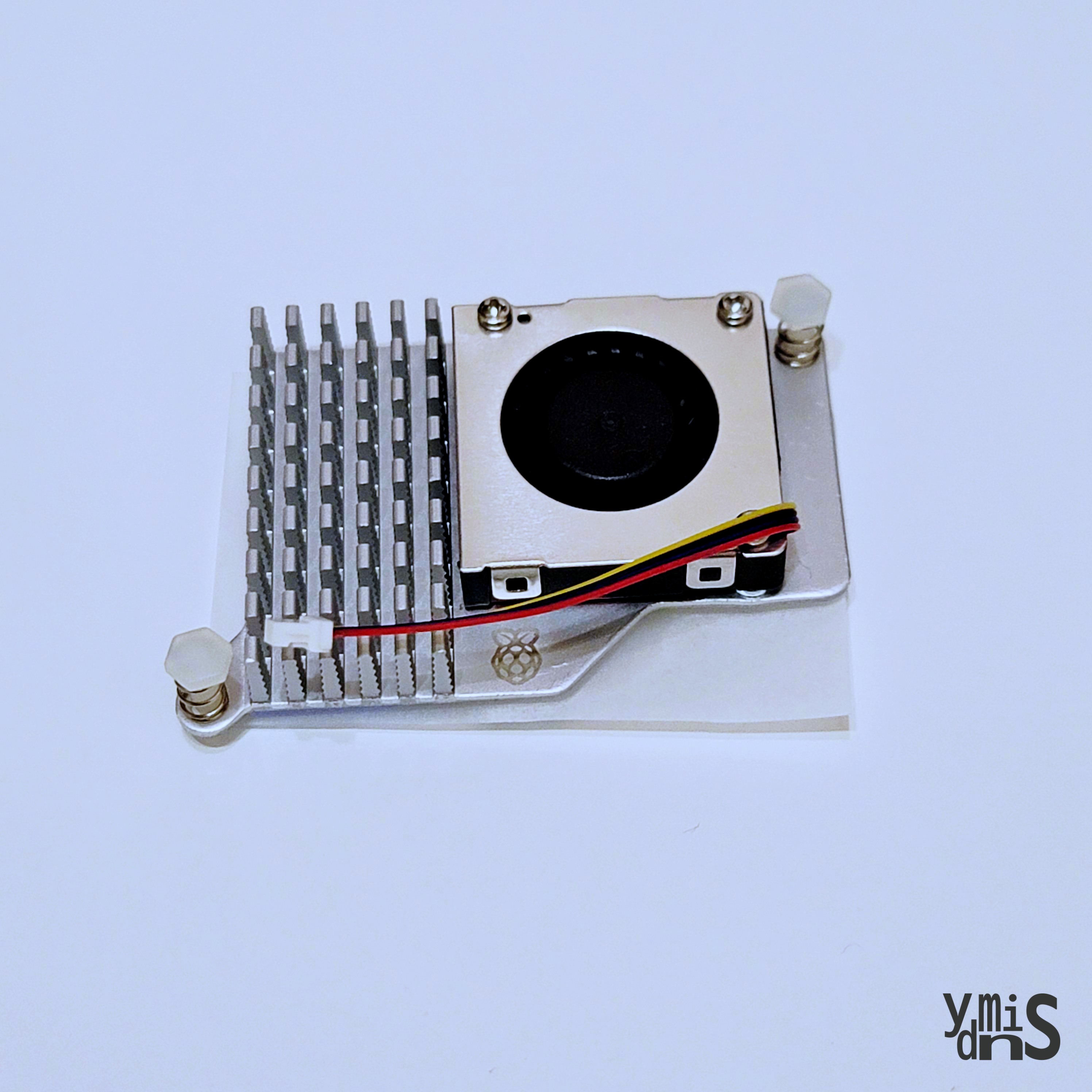 Active Cooler 제품이 테이블 위에 놓여있다.