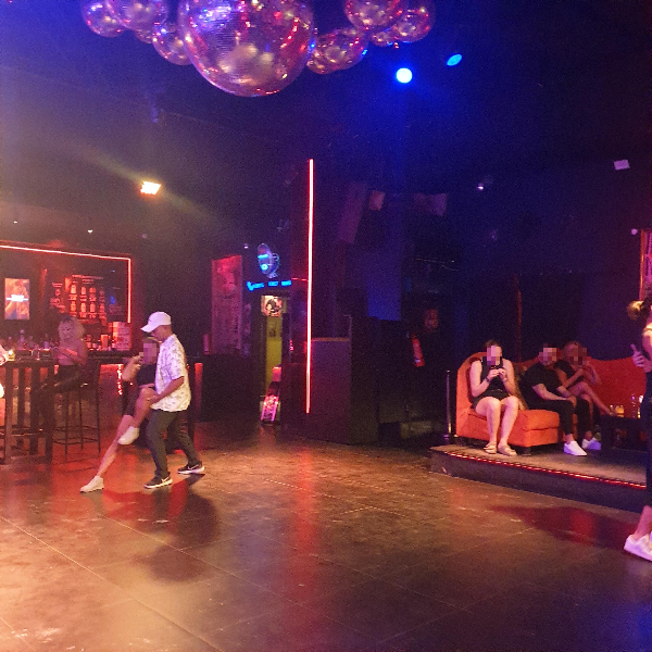 Red Ruby 댄스 플로워 춤을 추고 있는 두 명과 자리에 앉은 사람