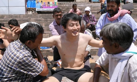 '태어난 김에 세계일주2'(태계일주2) 기안84가 인도 현지인들에 둘러싸여 있다. [사진=MBC]