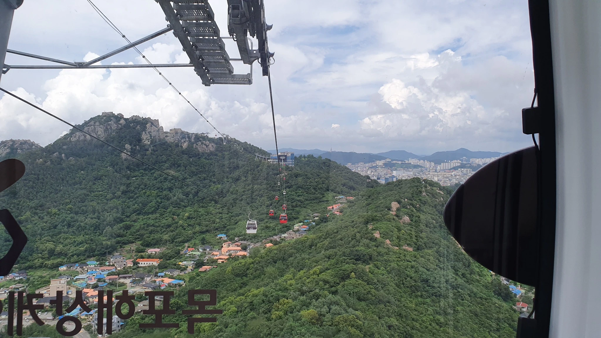 유달산 숲길과 기암괴석 위로 올라가는 목포 케이블카