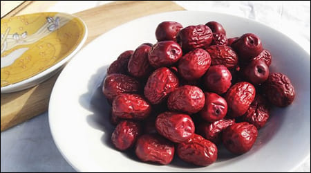 대추가 들어있는 하얀 접시