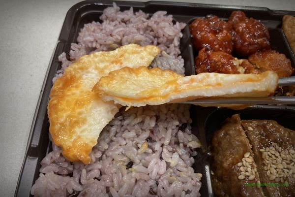 GS25 편의점 혜자로운 집밥 너비아니 & 닭강정 도시락 2023년 4월 반찬 구성(계란 후라이 단면)