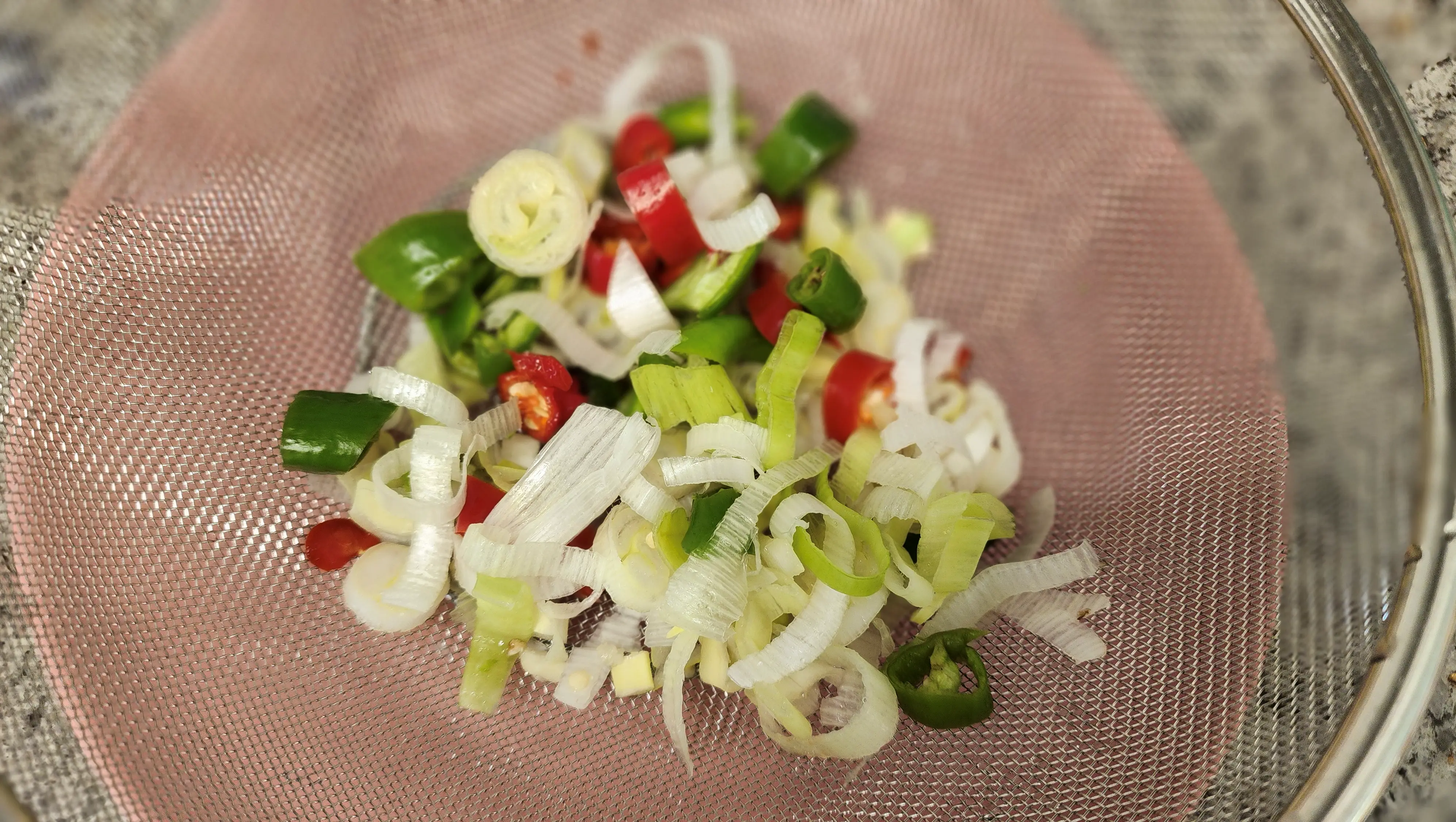 손질후-잘라놓은-파-빨간고추-풋고추-사진