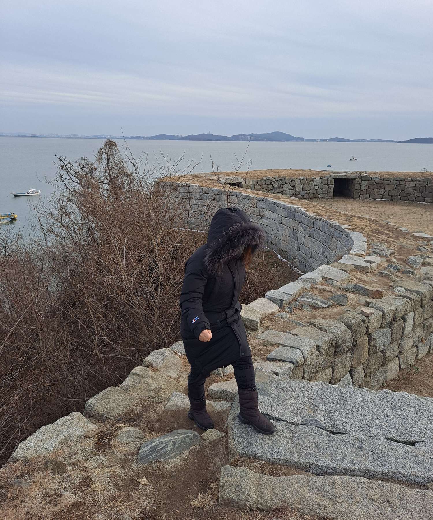 돈대 위를 거닐다