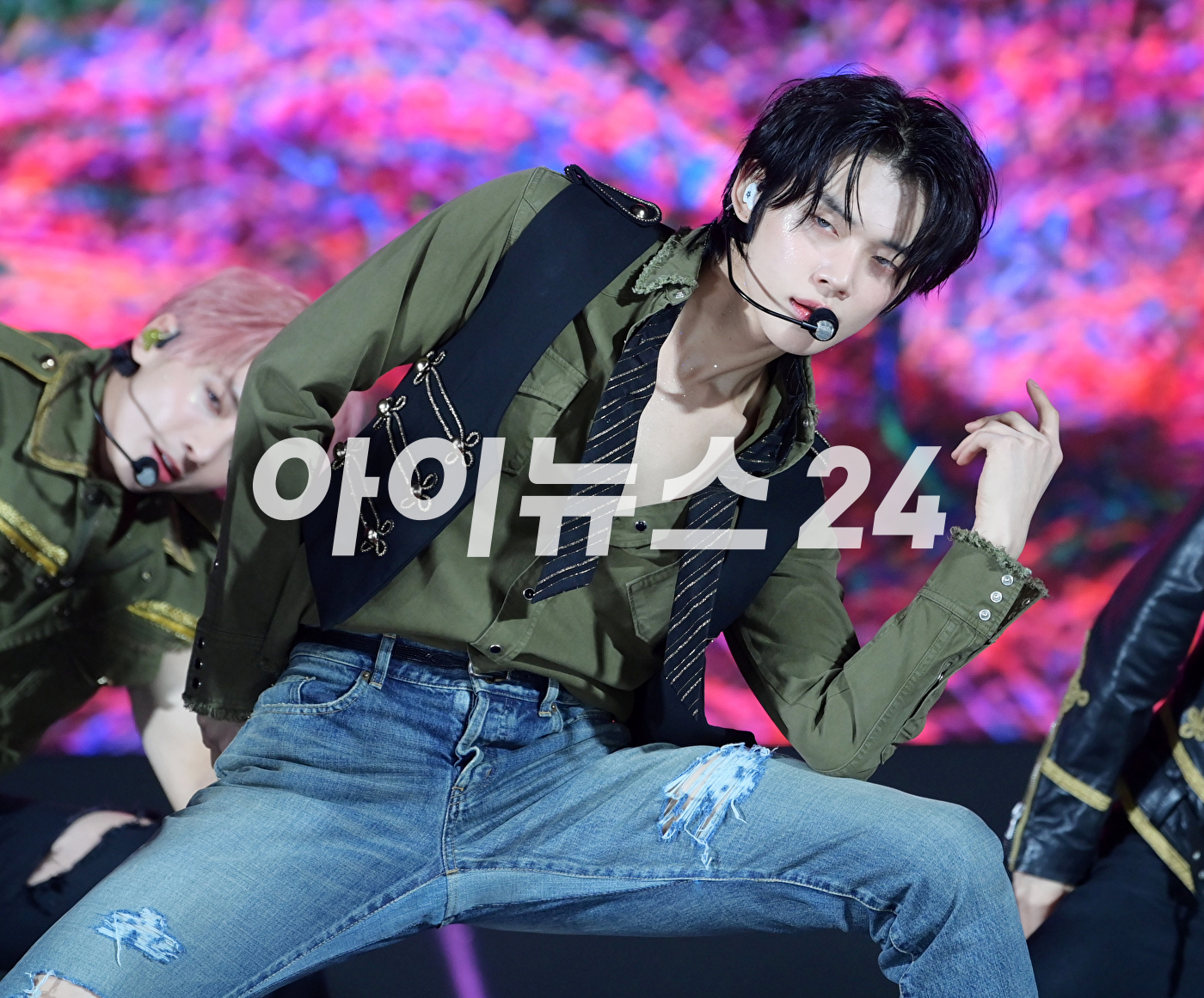 그룹 투모로우바이투게더 연준이 26일 오후 서울 강남구 코엑스 오디토리움에서 열린 투모로우바이투게더(TOMORROW X TOGETHER, TXT) 미니 5집 '이름의 장: TEMPTATION' 발매 쇼케이스에서 타이틀곡 무대를 선보이고 있다. [사진=정소희 기자]