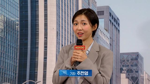 배우 주현영이 'SNL 코리아' 시리즈에서 하차한다. 사진은 쿠팡플레이 'SNL 코리아' 리부트에서 '주 기자' 역을 소화하고 있는 주현영. [사진=쿠팡플레이 'SNL 코리아' 캡처]