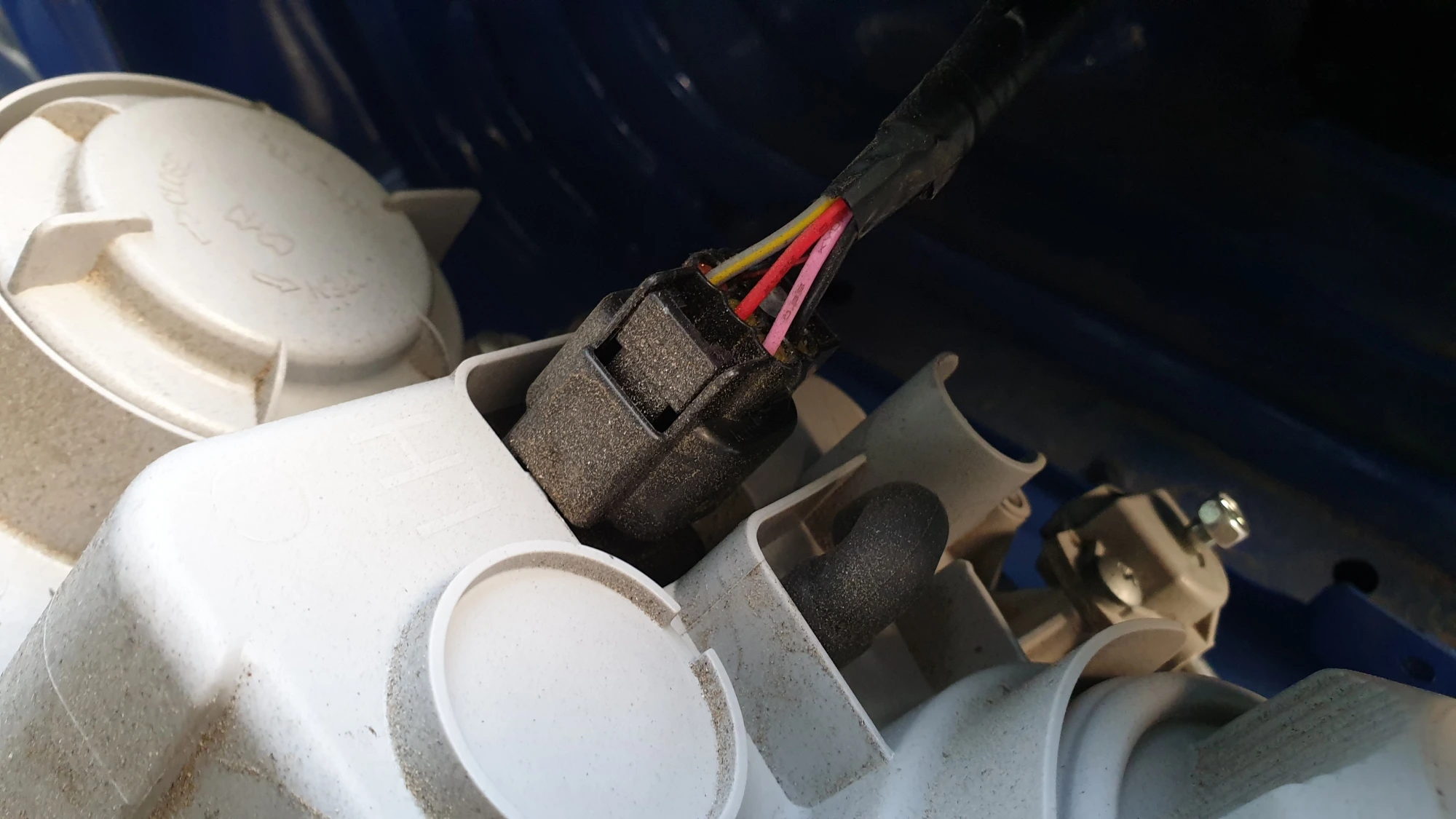 헤드라이트 전원잭 끼운 모습