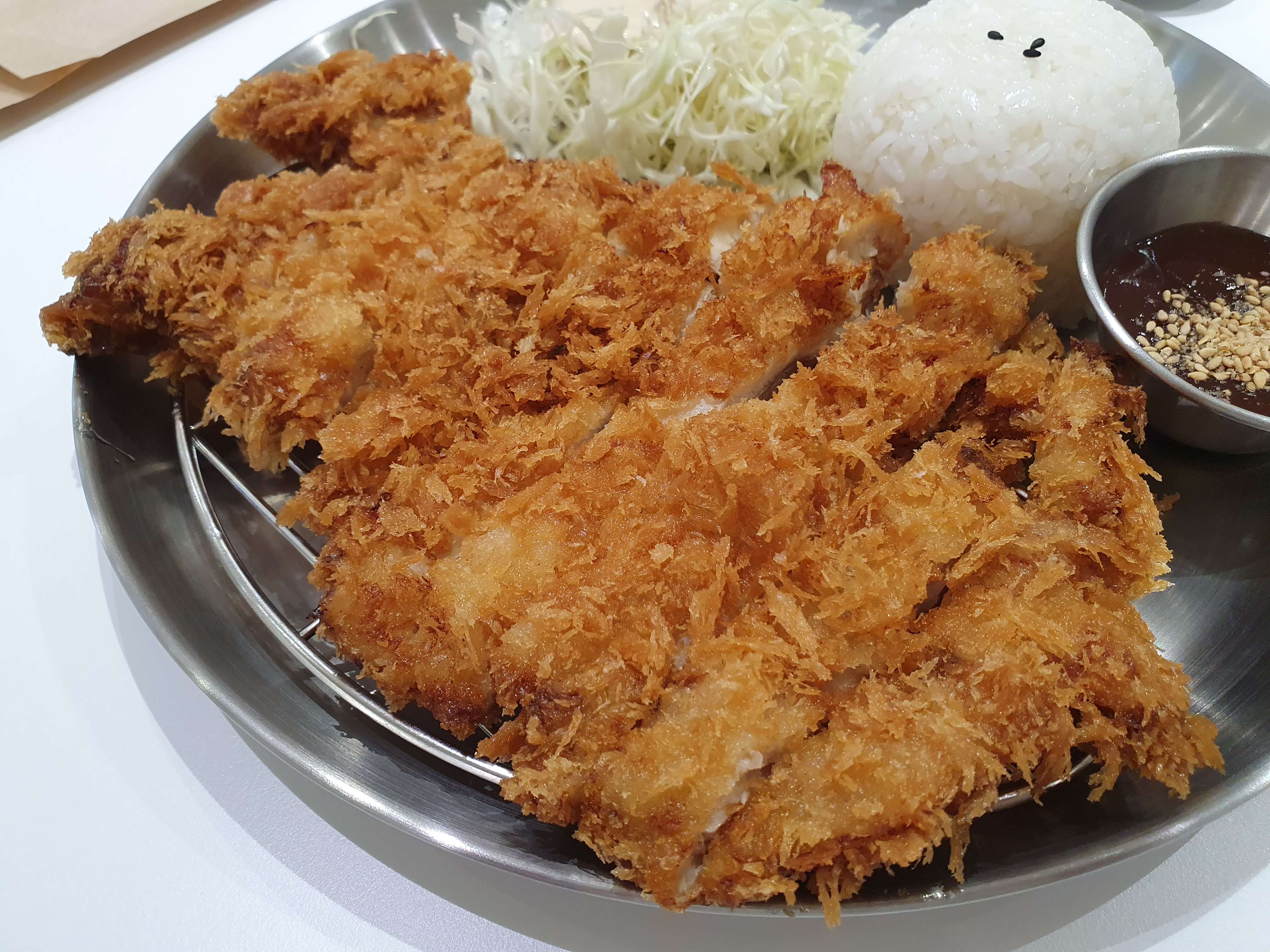 넓게 편 치킨카츠