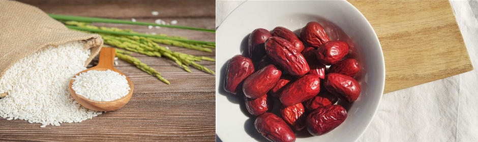 찹쌀을 담은 자루를 쓰러뜨려서 바닥에 흩어지게 한 후에 찍은 사진과 흰색 바닥 위에 네모난 나무 도마를 두고 그 위에 희고 동그란 그릇에 대추를 가득 담아둔 것을 찍은 사진