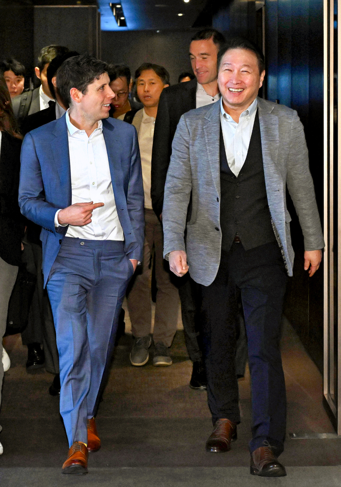 SK그룹 회장(오른쪽)과 샘 올트먼 오픈AI 최고경영자(CEO)