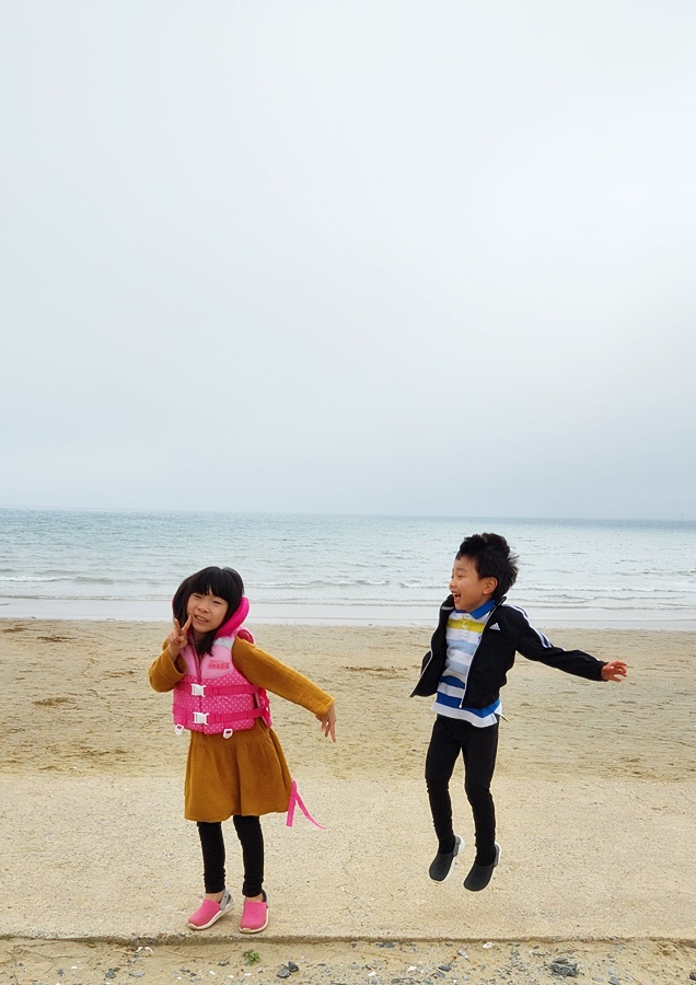 바다와서 신난 두아이들
