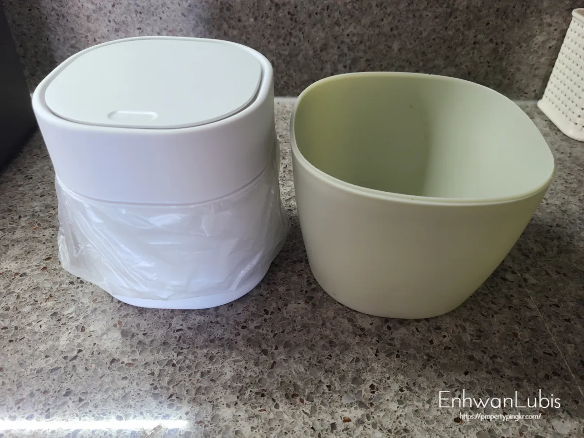 흰색미니휴지통에-비닐을넣고-뚜껑으로-덮어놓았고-그옆에-민트색미니휴지통-뚜껑없이-나란히-놓은