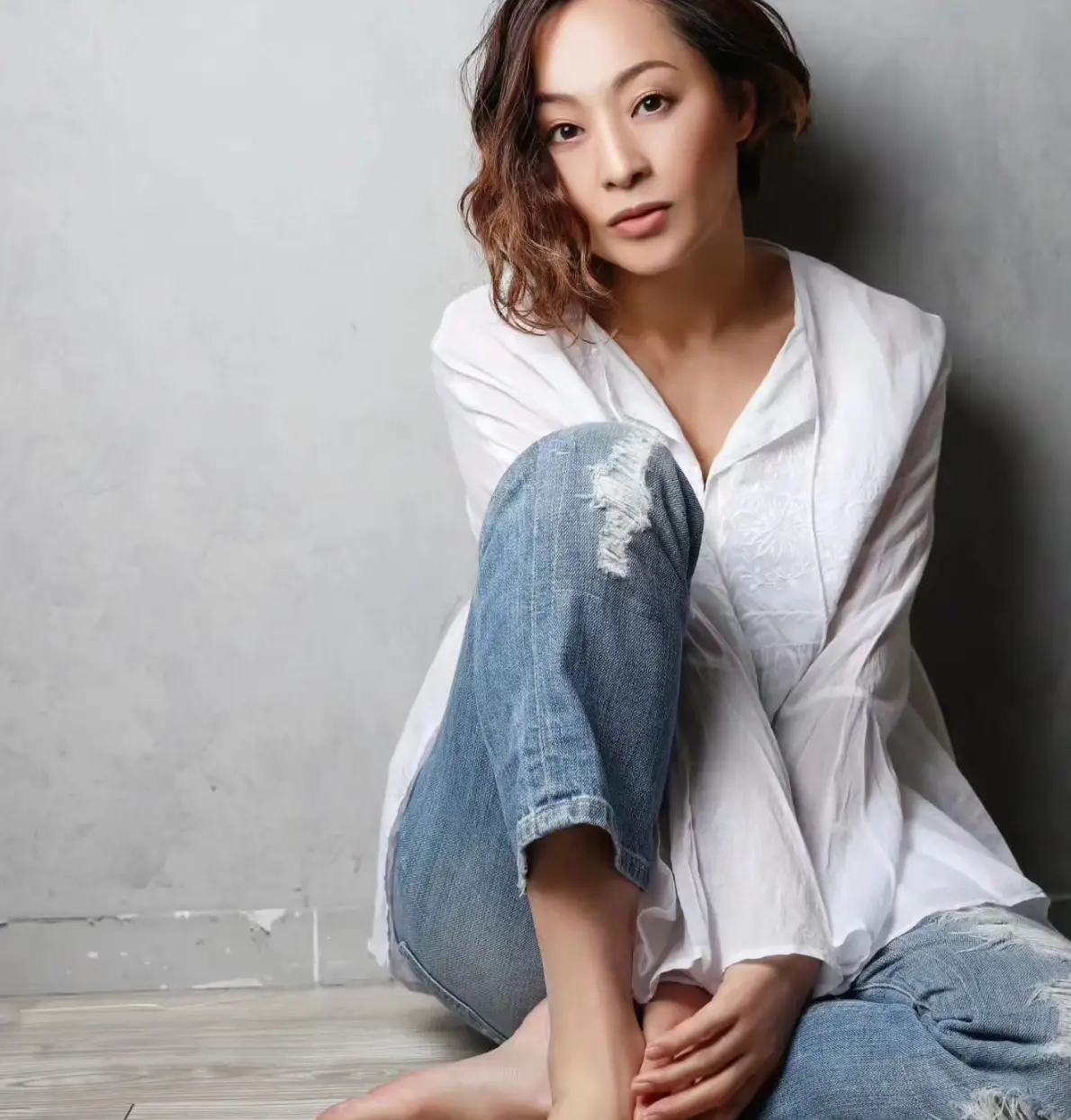 한일-회갯벽 앞 흰색티와 청바지를 입고 앉아서 정면을 바라보는 우타고코로 리에